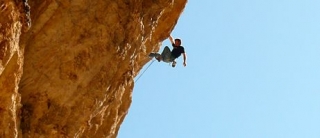  Sienle la roca con tus manos